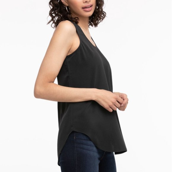 Red Scoop Neck Sleeveless Blouse - Picture 11 of 11